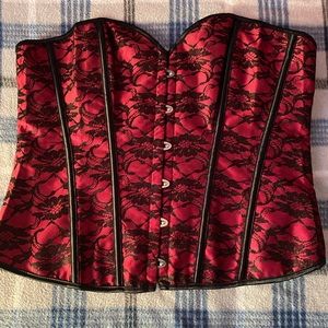 Its an beautiful corset can fit anyone who fits medium or large sizes